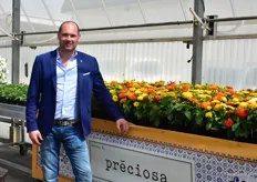 Antoine Groot of Takii Europe presenting preciosa zinnia. It is a new double flowered Zinnia series with 8 varieties in three categories; tropical blend, stardard mix and straigt colors. It is a very self branching compact type that grows uniform.
